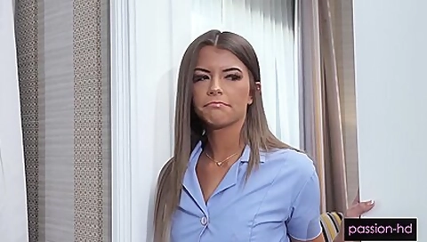 Hoe-tel Maid Freaks Out When She Gets More Than The Tip